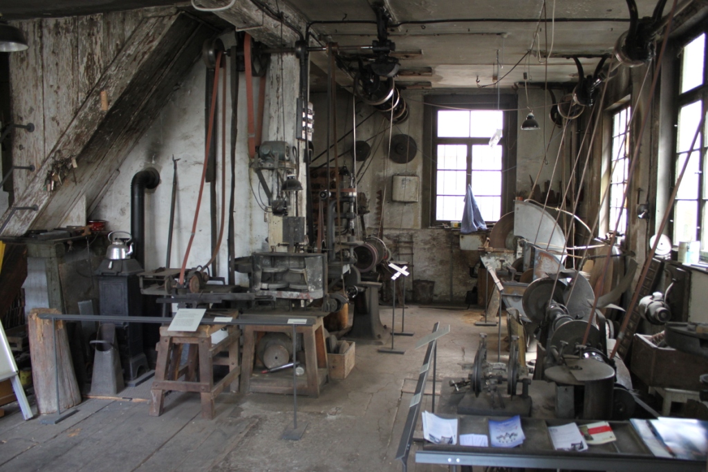 Die Werkstatt des Museums Pflaumer in Öhringen mit allerlei Geräten und Material ist zu sehen.