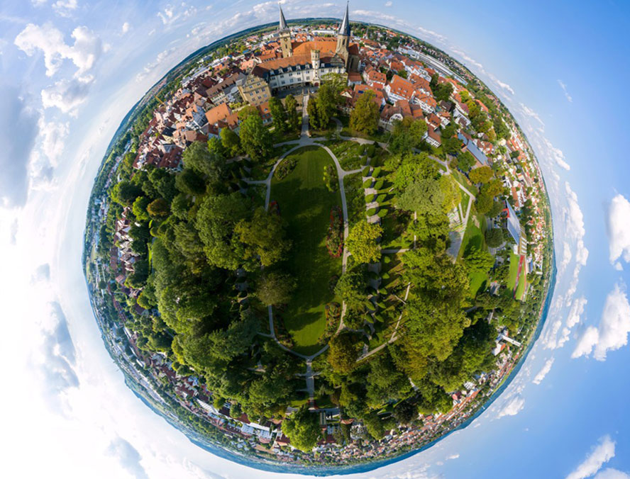Öhringen mit Hofgarten sind aus der Luft zu sehen. Die Ansicht ist in einem Kreis dargestellt.