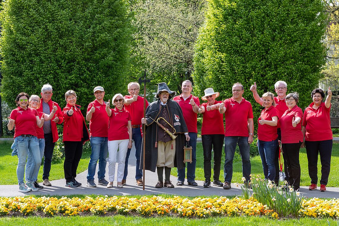 Die Stadtführerinnen und Stadtführer sind im Hofgarten als Gruppe zu sehen