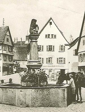 Historisches Foto mit Brunnen und Pferd