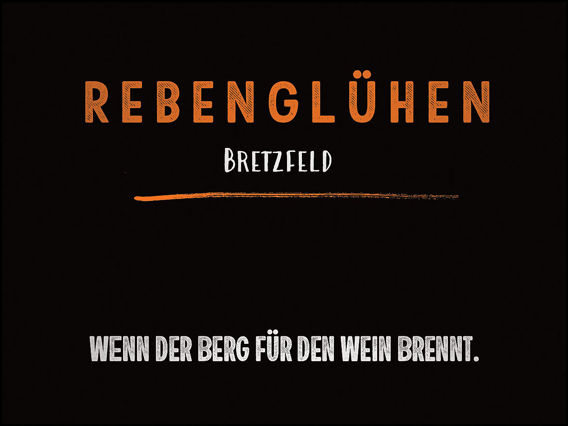 Das Plakat des "Rebenglühens" ist zu sehen. Darauf ist zu lesen: Rebenglühen Bretzfeld. Wenn der Berg für den Wein brennt.