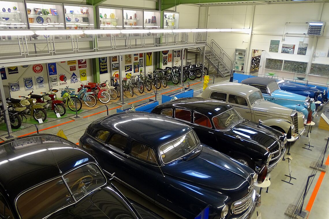 Im Motormuseum und Museum für modernes Glas sind Sport- und Tourenwagen aus der Zeit von 1948 bis 1960 zu sehen.