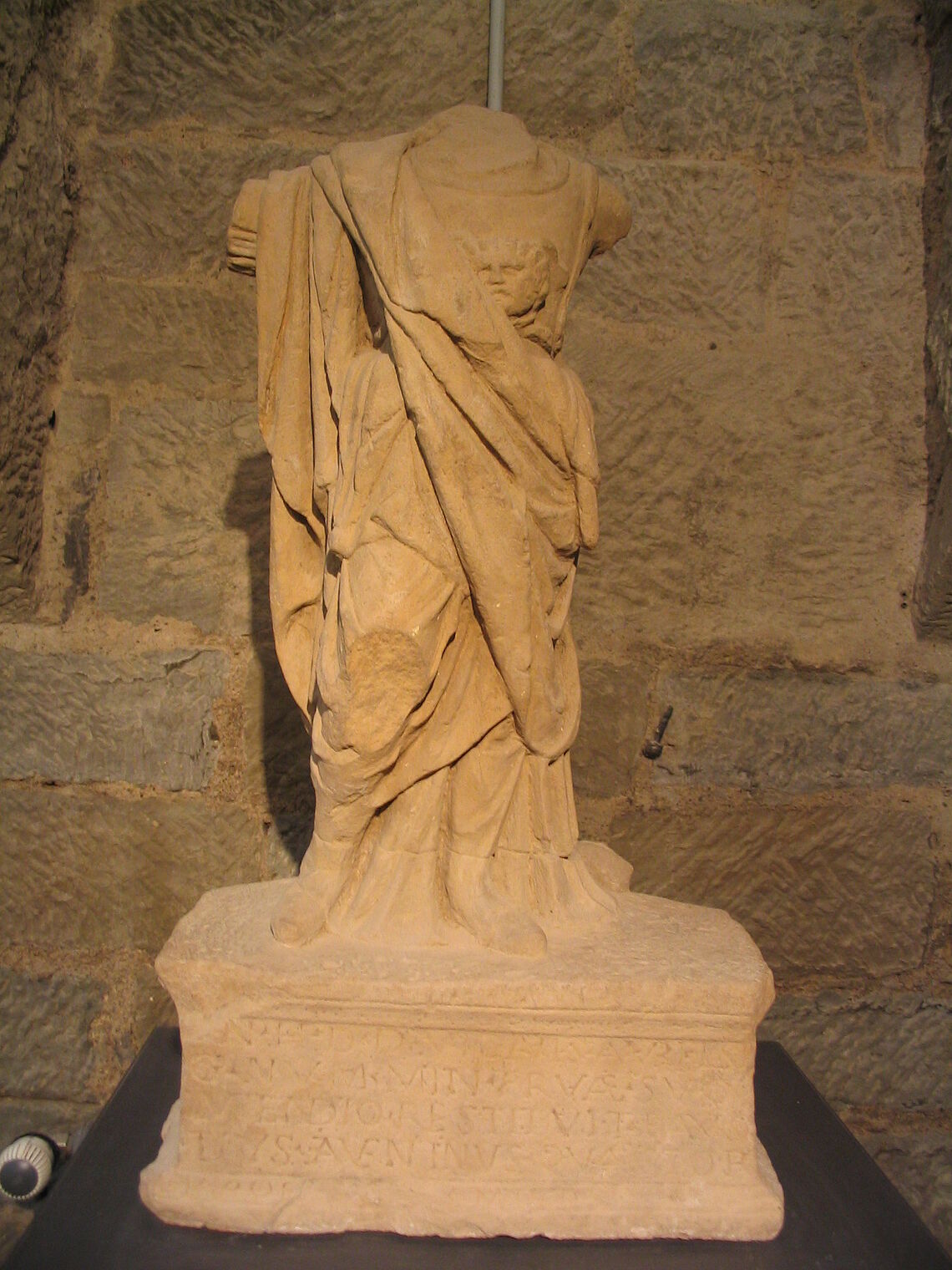 Eine Statue aus der Römerzeit ohne Kopf ist zu sehen.