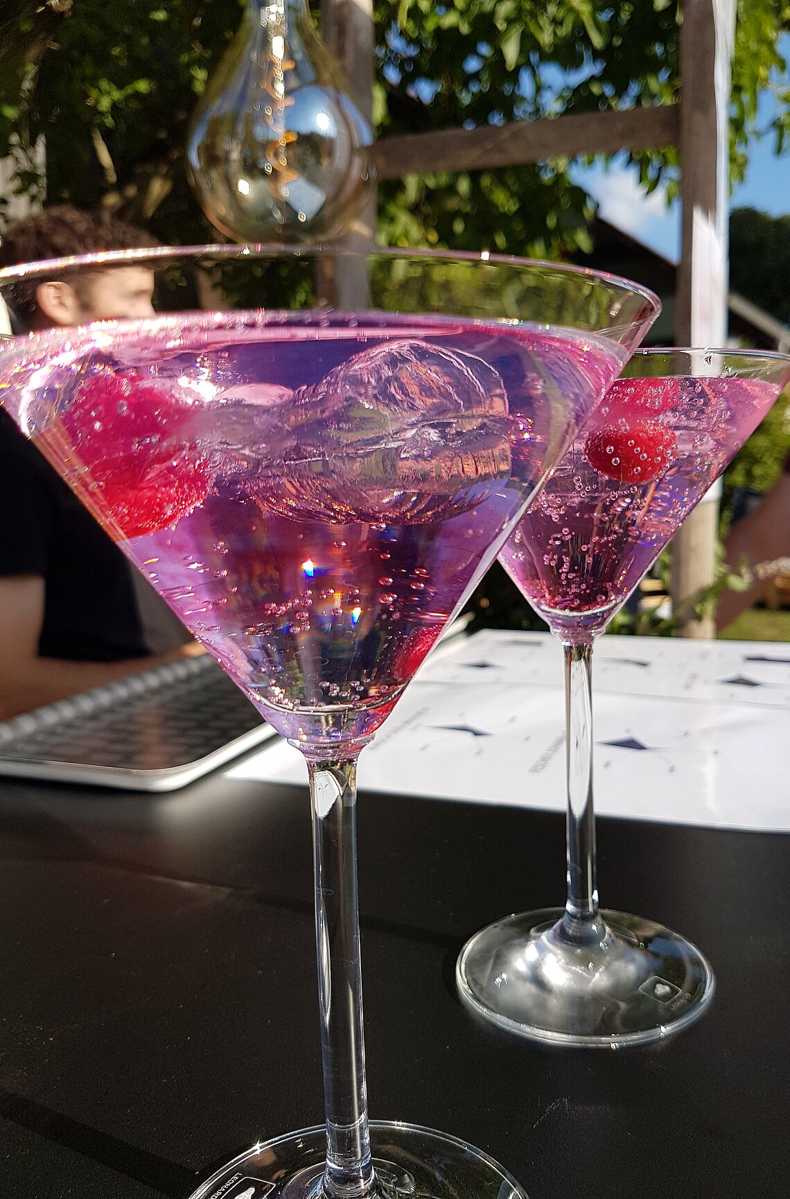 Zwei mit einer rosa Flüßigkeit gefüllte Cocktailgläser sind zu sehen.