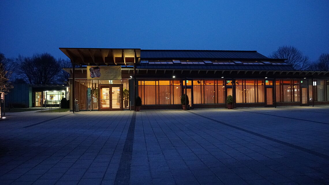 Die abends beleuchtete Ansicht des Kultur- und Tagungshauses Kultura in Öhringen ist zu sehen.