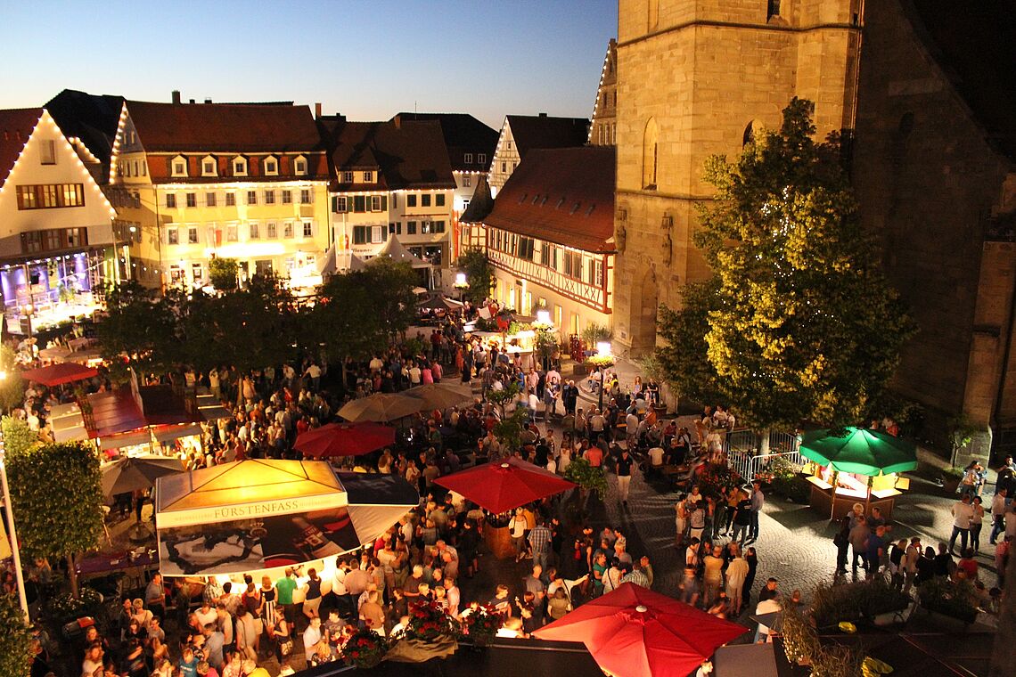 Das Hohenloher Weindorf ist am Abend aus der Luft zu sehen.