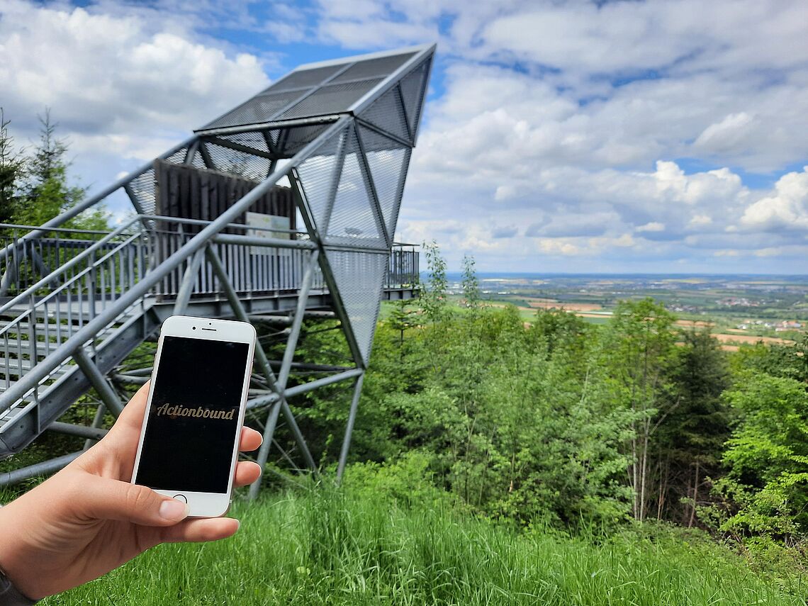 Mit dem Smartphone wird der Römer-Actionbound in Pfedelbach-Gleichen vor der Aussichtsplattform Limes Blick gespielt.
