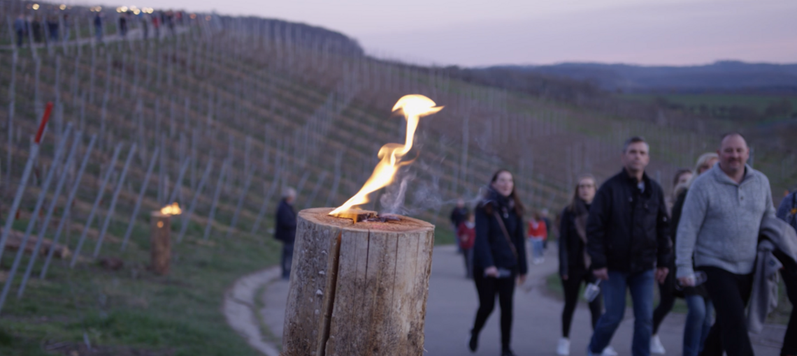 Besucherinnen und Besucher beim Rebenglühen Bretzfeld im Weinberg mit Schwedenfeuer
