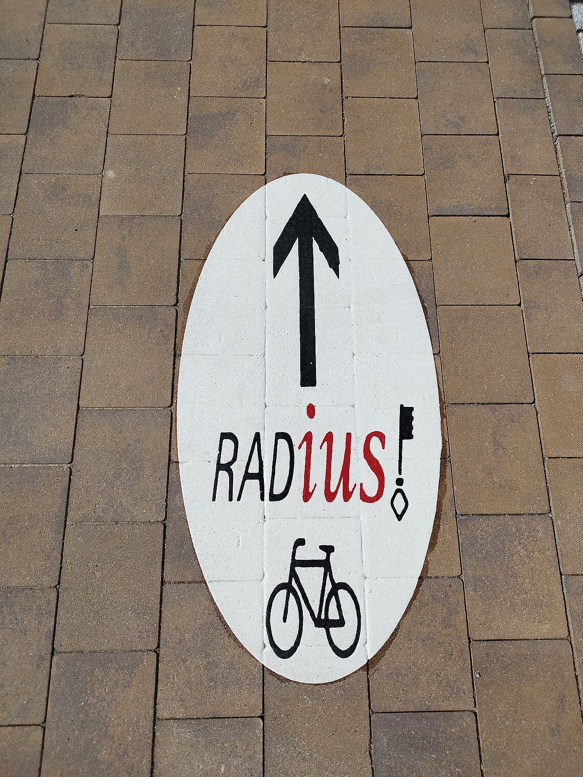 Es ist eine Ovale Bodenmarkierung mit der Aufschrift Radius zu sehen 